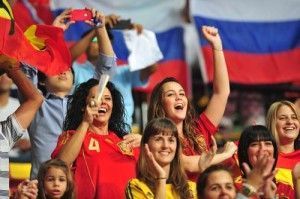 people-cheer-up-spain-soccer-team